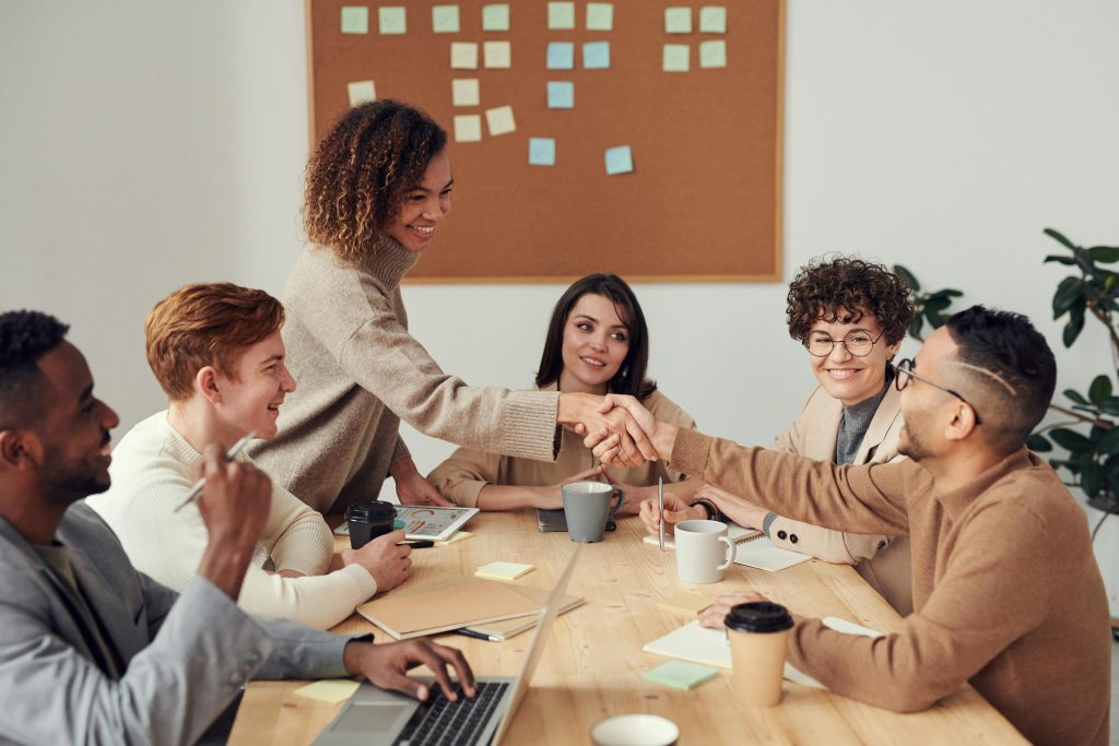 Chargé de développement commercial concluant une négociation avec un client en entreprise