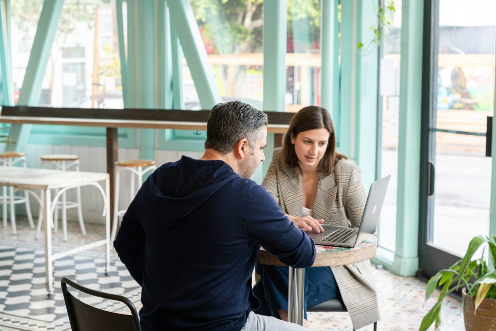 Commercial terrain discutant avec un prospect lors d'un rendez-vous informel